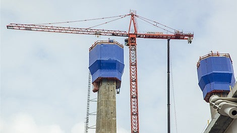 ACS-R - наиболее часто применяемый вариант при строительстве высотных сооружений, пилонов. Позволяет устанавливать арматуру объёмными каркасами связанными на земле.<br/>Опалубка отводится на каретке на 80см. Перестановка опалубки и работа возможна захватками и на разных уровнях. Внутренняя и наружная опалубка переставляются независимо друг от друга. Сбой темпов в ходе других работ не отражается на системе ACS-R. <br/>Возможна установка дополнительных площадок по высоте для арматурщиков.