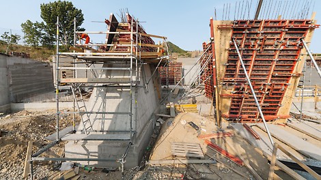 Bednění věží V2 a V3 s různými sklony.