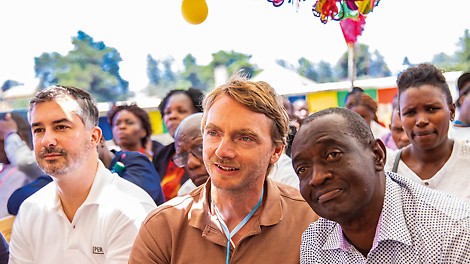 Andreas Mayer und Dr. Jürgen Mayer von PERI besuchten die Eröffnungsfeier in Kenia. Umgeben von einem abwechslungsreichen Unterhaltungsprogramm sprachen sie in ihrer Rede die besten Wünsche aus.