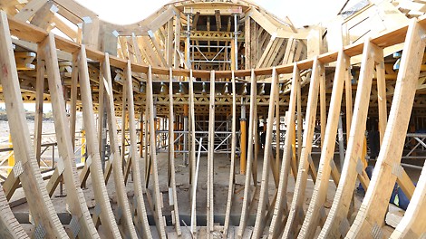运用3D建模技术设计、搭建并生产出为项目定制的木梁。