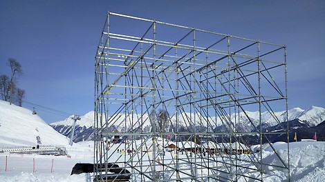 Конструкция из лесов PERI UP Flex легко приспосабливается к гористой местности. При этом используются стандартные элементы системы, которые устанавливаются с разницей по высоте в 0,5 метра.