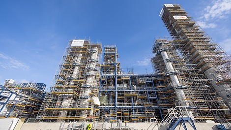 Bestandteil der hochmodernen Anlage sind 16 Destillationskolonnen mit bis zu 65 m Höhe.