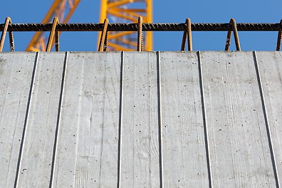 Die sehenswerte Betonoberfläche mit der gewünschten Brettstruktur ließ sich durch halbrunde Einfräsungen in die werkseitig auf die MAXIMO Struktur Rahmenschalung aufgebrachten 3S-Schalungsplatten erreichen.<br/>(Foto: PERI Deutschland)<br/>
