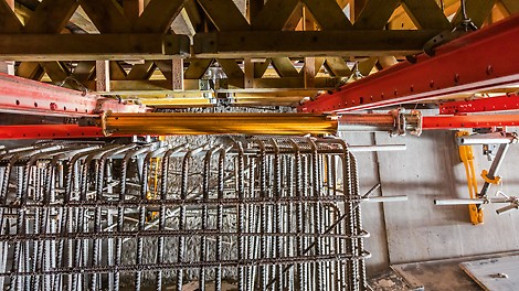 VIL Incremental Launching Facility - Reduced manual material transport Horizontal folding of the props by 90° due to the new Cross Swivel Head. Props do not have any load-bearing role when passing over span boxes and cross beams, and therefore do not have to be dismantled and transported by hand.