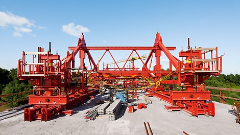 Avec les composants optimisés de l&#039;équipement de porte-à-faux équilibré, il est possible de bétonner des segments de 5.75 m de long. Des éléments du système VARIOKIT sont également utilisés. Cela permet d&#039;obtenir une adaptabilité maximale aux différences entre les sections transversales du pont.