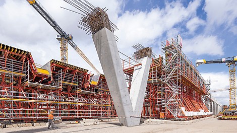 Eine von 40 V-Stützen Insgesamt 14 Betonierabschnitte mit jeweils knapp 40 m Länge waren zur Fertigstellung des Vorfahrtstisches notwendig.