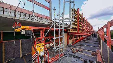 VGB Cantilevered Parapet Track The rail units can be moved by means of hydraulic winches and the RCS Hydraulic Pump.