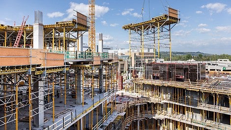 Due to the sheer size of the slab tables and the restricted space at the construction site, the SKYTABLE slab tables were assembled off site and delivered just-in-time – not only did this cut costs, it also cut down on the amount of space that was required.