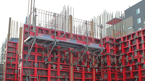 MAXIMO-järjestelmään kiinnitettävä MXK-työtaso asennetaan muotin ollessa maassa, ja on näin ollen turvallinen ja nopea asentaa.