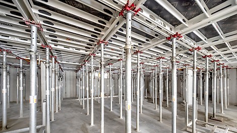 Zum Schalen der Tiefgaragendecke verwendete das Rupp Team die SKYMAX Großpaneel-Deckenschalung mit dem Stützkopf.