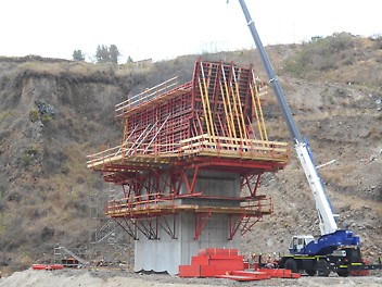 Las celosías del sistema de ingeniería VARIOKIT, proporcionan una estructura rígida y ligera que garantiza la correcta transmisión de cargas a las pilas sin necesidad de usar cimbras a grandes alturas.
