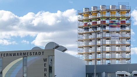 30 m in die Höhe Die fünf Schornsteine des Blockheizkraftwerks Gotha-West ragen wie eine Landmarke 30 m in die Höhe.