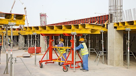 使用台模转运车能够在水平方向上转运台模并准确地定位立模。