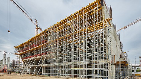 &lt;p&gt;Это один из самых крупных теннисных центров в Европе.&lt;/p&gt;<br/><br/>&lt;p&gt;&lt;a href=&quot;https://live.peri.cloud/author/peri_ru/projects/cultural-buildings/tennisniy-klub-luzhniki.html&quot;&gt;Подробнее&lt;/a&gt;&lt;/p&gt;<br/>