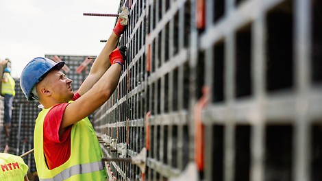 Crane-free Lightweight and easy to handle, the DUO Universal Formwork has been designed to be easily handled by hand, wothout cranes. Thanks to the innovative technopolymer material, in fact, no component exceeds 25 kg in weight.