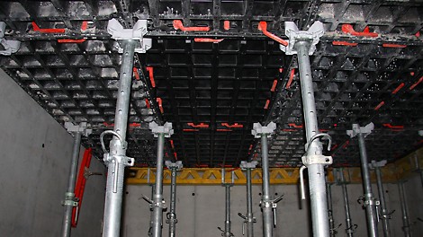 Harmaa terästuen pää DFH kiinnitetään ilman työkaluja PEP Ergo -holvitukeen, ja tuki sijoitetaan holvielementtien nurkkiin.