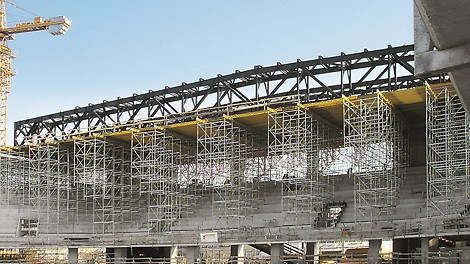 地面上での事前組立後、180 t のメイントラスビームを、クレーンで高さ15 m のPERI UP 支保工へ移動。その場所で最終組立、最終配置を実施。