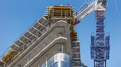 Nos cantos do edifício, as mesas de laje planejadas individualmente complementavam a solução de borda SKYDECK montada em cantiléver.