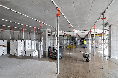SKYDECK Coffrage panneaux pour dalles Grâce à notre nouvelle méthode de décoffrage anticipé, les cycles de construction sont accélérés, ce qui se traduit par des gains de temps significatifs. De plus, cette approche permet une réduction de la main-d'œuvre nécessaire tout en améliorant la sécurité sur le chantier. La maîtrise de la fissuration est optimisée, la zone sous le béton coulé est raccourcie, et une opération en moins est requise, ce qui simplifie le processus de construction.