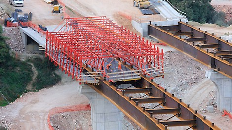 Il sistema è composto da una incastellatura traslabile di 28 metri di lunghezza che ha consentito di fare ben 25 metri lineari di getto ogni 7 giorni solari 