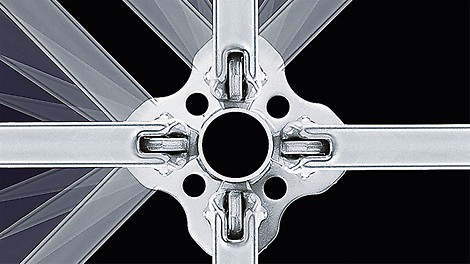 Розетка - один из ключевых элементов системы. Четыре большие овальные отверстия позволяют устанавливать ригели под углом до 45 градусов, а меньшие смежные отверстия используют для установки диагоналей. В то же время розетка - место крепления страховочного пояса.<br/>