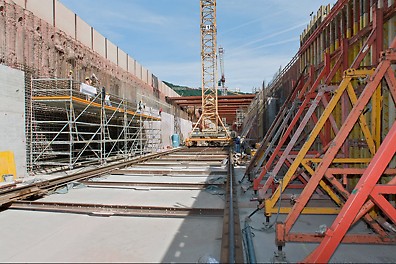 PERI UP Bewehrungsgerüste als sichere Arbeitsplattform für effiziente Flechterarbeiten.