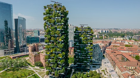 We have been operating as a climate-neutral company since 2021. Already, 45 percent of the total energy consumption at our headquarters consists of renewable energies. In addition, we promote sustainable construction through rentable, durable and modular system solutions.