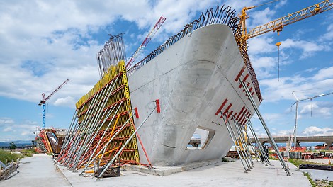 Návrh, podľa požiadaviek projektu, pre zakrivené a šikmé steny, pozostával z prvkov stenového debnenia VARIO GT 24, ktoré boli vyrobené a dodané priamo na stavbu. Stenové nosníkové debnenie je možné optimálne prispôsobiť zložitým tvarom a vysokým požiadavkám na pohľadový betón vrátane požadovaného rozmiestnenia spojov a tiahiel.