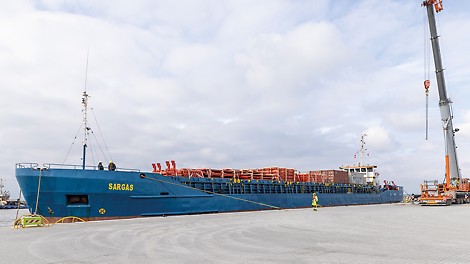 丹麦, Rødbyhavn, 费马隧道 Mit einer Länge von 18 km wird der Fehmarnbelt-Tunnel der derzeit längste Absenktunnel der Welt und gilt als eine der größten Infrastrukturbaustellen Europas. PERI entwickelte eine Engineering-Lösung, die in Hinblick auf die geforderte Leistung und Produktivität sowie die Einhaltung höchster Sicherheitsstandards überzeugte.