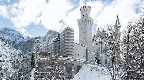 Das PERI UP Flex Arbeits- und Schutzgerüst passt sich im 25-cm-Systemraster flexibel an die baulichen Gegebenheiten von Schloss Neuschwanstein an.