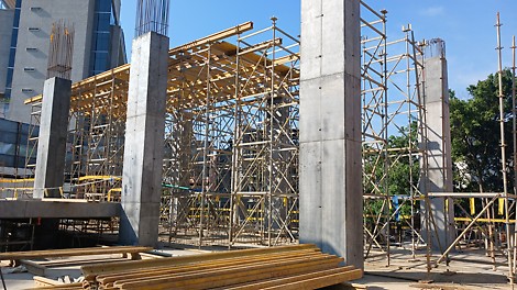 Torres de carga PERI UP Flex en combinación con el versátil encofrado para losas MULTIFLEX.