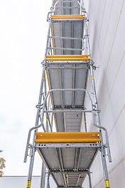 The modular PERI UP Facade Scaffold now has an even higher load-bearing capacity and offers greater flexibility thanks to the EVOTOP series. In addition to the introduction of further sophisticated standard assemblies, a significantly reduced number of components and ties is a major advantage in use.