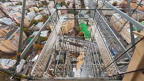 Лифтовая башня для перемещения грузов.