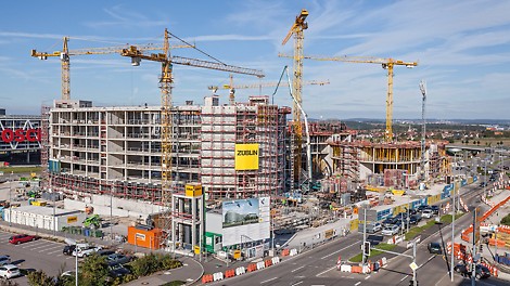 Baubeginn für das geschwungene Bürogebäude mit direkter Anbindung an Flughafen und Autobahn war im Februar 2014, bereits im November 2014 konnte Richtfest gefeiert werden. Bis 2013 stand hier noch das Parkhaus P10.