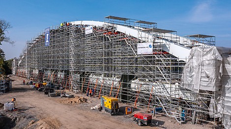 Nach Fertigstellung wird die Hauptbrücke in Form einer 185 m langen Stahl- und Carbonkonstruktion über Hilfspfeiler in die endgültige Position eingeschoben.