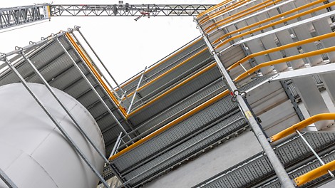 Außenliegende Treppenaufgänge und Absetzbühnen ließen sich direkt, also nahezu kupplungsfrei anschließen.