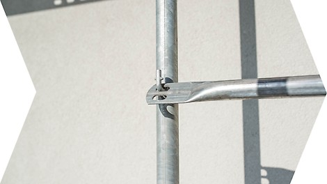 Szybki montaż bez tzw. „przerzutów” i ich zabezpieczeń, bez pracochłonnego montowania rur łączących. Montaż rusztowania w standardowej konfiguracji odbywa się bez użycia złączy krzyżowych, co znacznie skraca jego czas. Innowacyjne złącze zakotwienia, które łatwo i szybko osadza się w otworze ramy systemu.<br/>