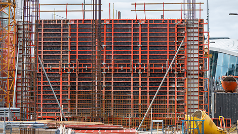 De TRIO wandbekisting is tot een hoogte van 6,6 m opgebouwd. Bij TRIO zijn grote hoogtes en hoge toelaatbare betondruk mogelijk.