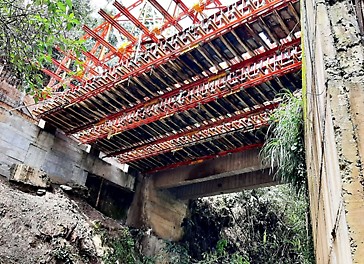 Sistema de ingeniería ALPHAKIT dando soporte a las vigas del puente en conjunto con el sistema LIWA.