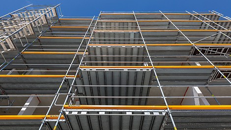 Bei den Gerüstanpassungen an die stark gegliederte Fassadengeometrie mit den unregelmäßig vor- und rückspringenden Balkonauskragungen stellte die hohe Flexibilität des PERI UP Gerüstbaukastens einen großen Vorteil dar.
