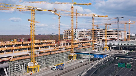 The Squaire, Frankfurt am Main, Germany - PERI UP scaffolding on the longitudinal sides of the building was designed according to the expected loads and carried the construction loads.