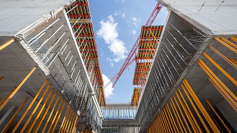 Die Herstellung der Geschossdecken erforderte eine Durchstützung über 3 Geschosse hinweg mittels tragfähiger MULTIPROP und PEP Deckenstützen. Oben sorgten die Faltbühne FB 180, die MAXIMO Wandschalung und die TRIO Säulenschalung für die Einhaltung der hohen Tempovorgabe durch die SKYDECK.