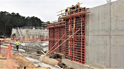 Crews pouring 21 foot tall concrete wall using TRIO 330 panels, resulting in a neat tie pattern and clean concrete finish