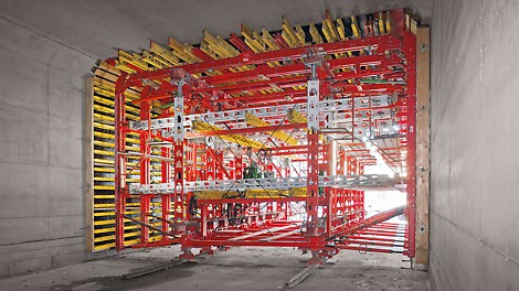 An HD 200 main beam tract carries the slab formwork, and serves as a suspension structure for the wall formwork. The horizontally arranged props ensure transfer of loads during concreting.<br/>