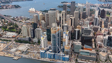 S Barangaroo Point Reserve (na severe), Central Barangaroo a Barangaroo South projektmi sa centrum Sydney rozšírilo smerom na západ pôsobivými 22 hektármi. V popredí sú tri neustále rastúce výškové budovy ITS a v pozadí je famózna Opera v Sydney so svojou osobitou konštrukciou strechy. 