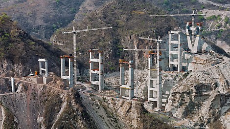 Puente Baluarte, Mexico - Apart from the two pylons, a total of nine double piers are being constructed on both sides of the ravine which are braced by means of massive cross beams.