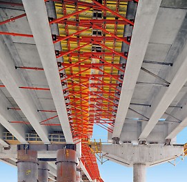 The 2.50 m wide working and safety scaffold with standardized system brackets from the VARIOKIT engineering construction kit for concreting the carriageway slab.