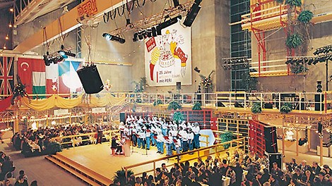 25 Jahre PERI <p>PERI hat 13 Niederlassungen in Deutschland, 22 Tochtergesellschaften und betreut &uuml;ber 4.000 Kund:innen weltweit. Das Portfolio umfasst mehr als 2000 Produkte. In Wei&szlig;enhorn wird die neue Ausstellungshalle f&uuml;r Produktvorf&uuml;hrungen fertiggestellt.&nbsp;1992 wird in &Ouml;sterreich die PERI Tochtergesellschaft gegr&uuml;ndet.</p><br/>