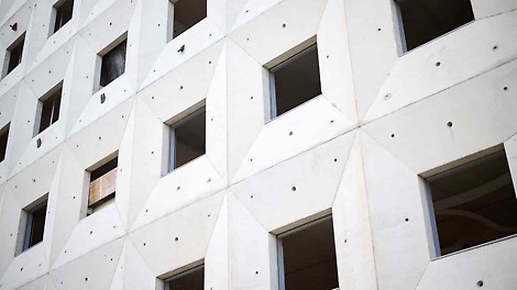 Fachada de hormigon visto para edificio residencial en pamplona, proyecto PERI