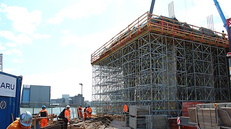 Clarion-hotelli, Helsinki Pilareiden päälle tulevien kansien tuennoissa käytettiin ST 100 –tukitorneja sekä PERI UP Rosett Flex –telinettä.